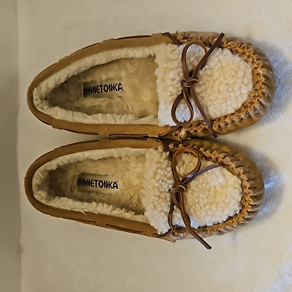 Minnetonka | Women's Tan Leather Slip-On Moccasin Indoor/Outdoor Slippers Sz 7